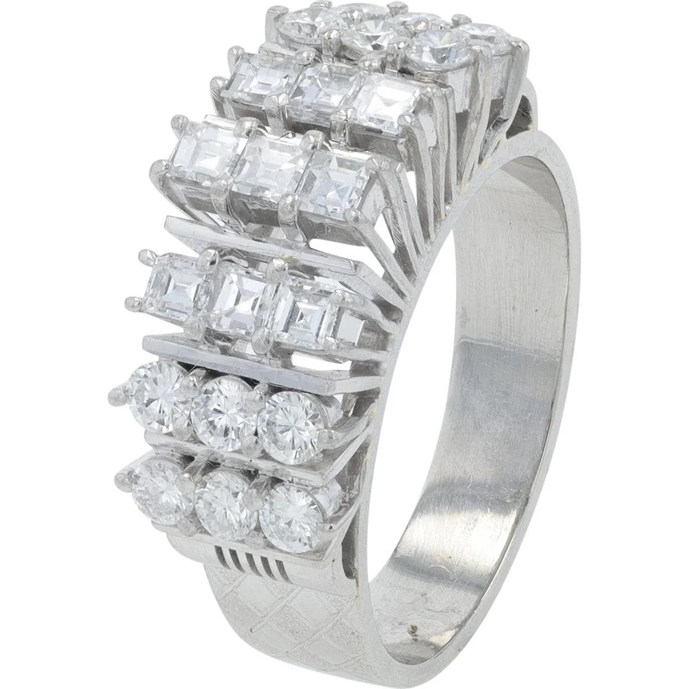 Platinum 0.99 Carat Total Weight Round Brilliant Diamond Ring - Graduating Design