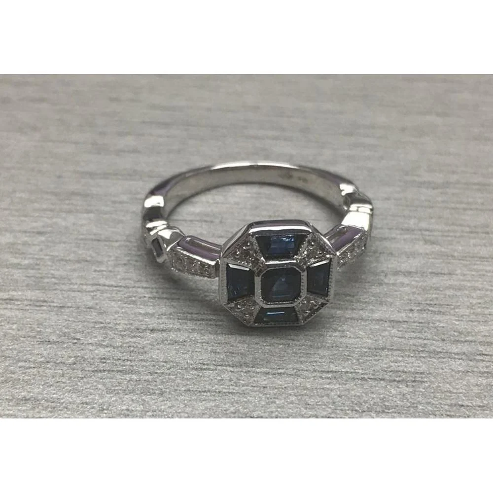 Roman & Jules - 18K White Gold Princess Cut Ruby and Round Diamond Ring - 1.04 Carat Total Ruby Weight